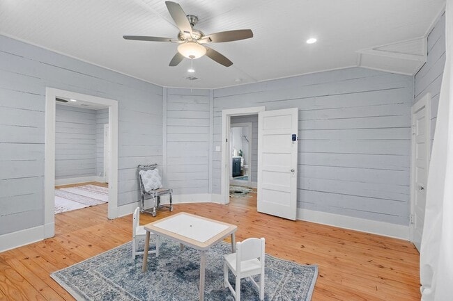 Building Photo - 915 N Center St