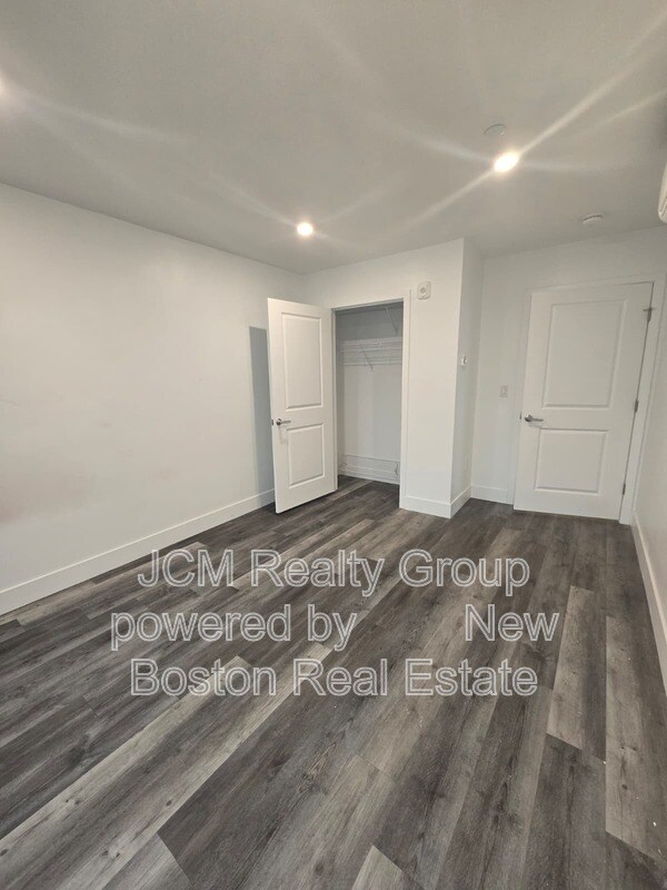 Building Photo - 585 Essex St