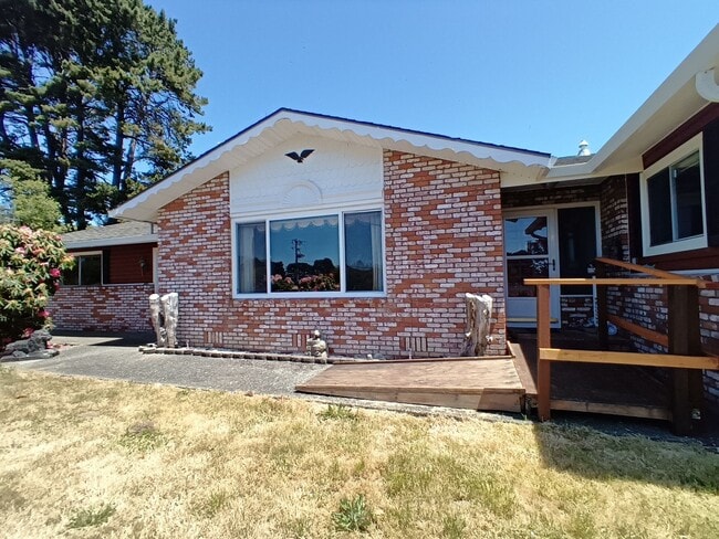 Building Photo - Custom House in McKinleyville with a View!