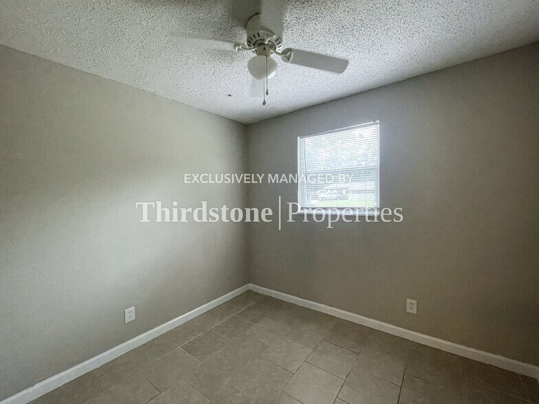 Building Photo - 7007 Red Robin Dr