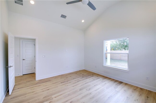 Building Photo - 1209 E St Johns Ave