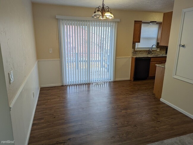 Building Photo - 1345 Carriage Hill Dr SE