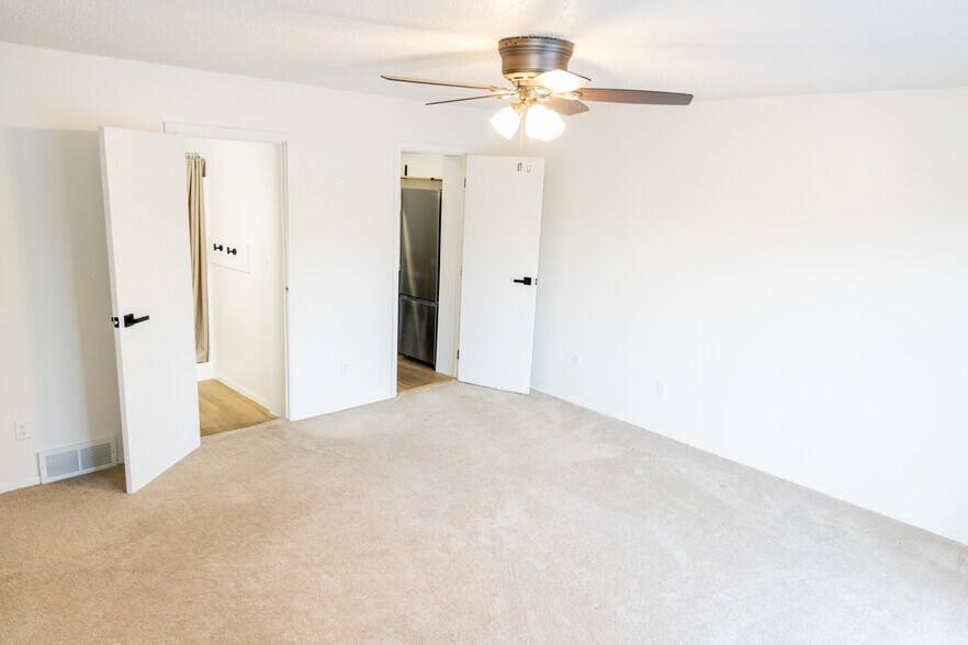 Building Photo - 711 S Phillips Ave