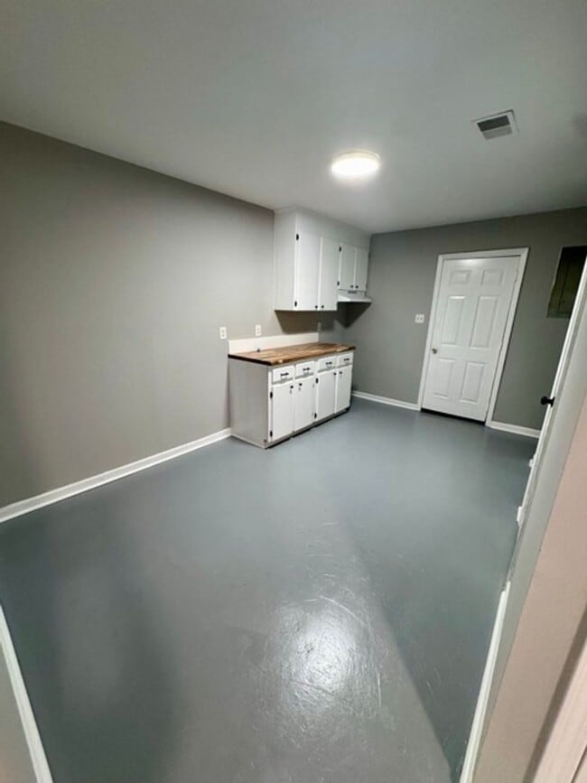 Building Photo - Freshly Remodeled & Move-In Ready!