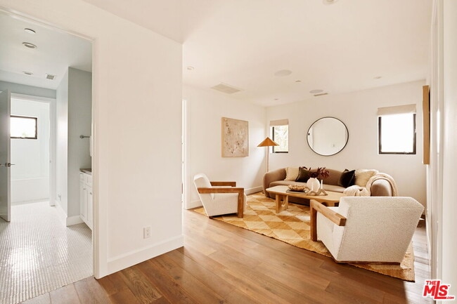 Building Photo - 1023 Superba Ave