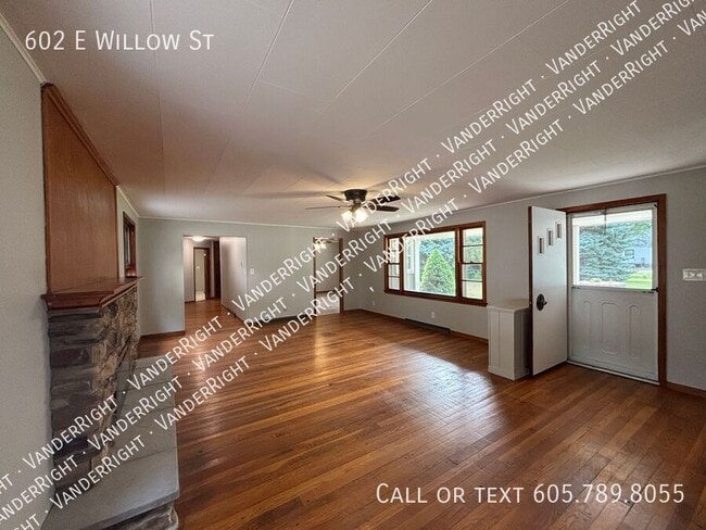 Building Photo - 602 E Willow St