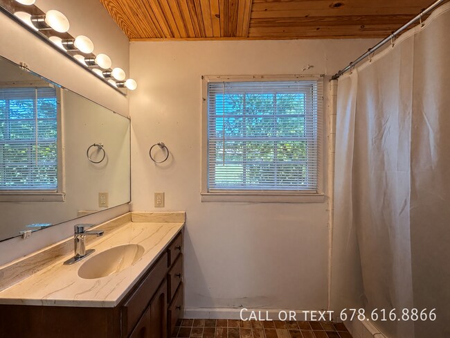 Building Photo - 2666 S Lakeview Dr SW