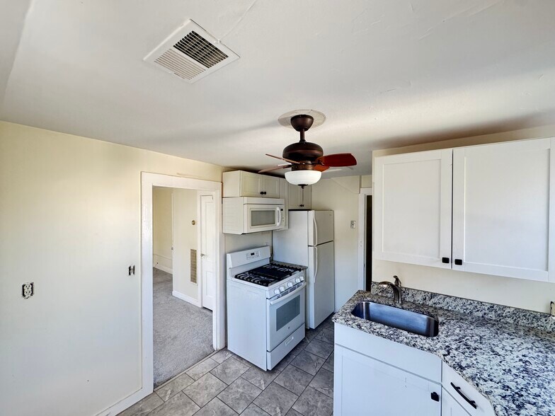 Building Photo - 103 Center St