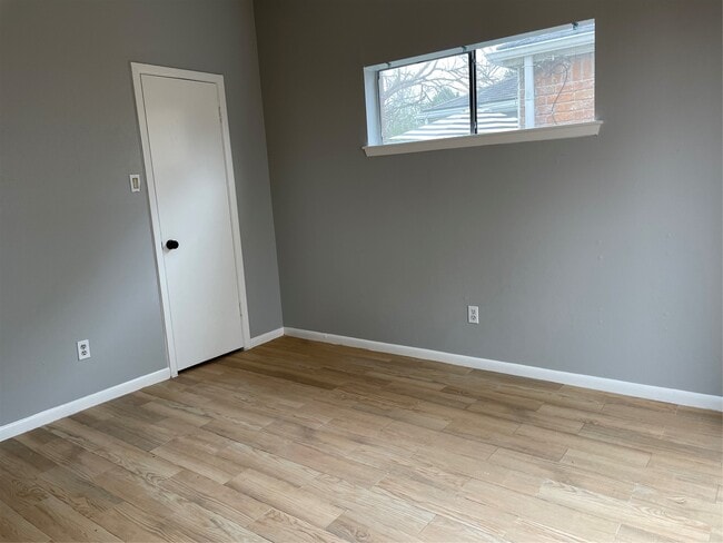 Building Photo - 526 Meadow Knoll Dr