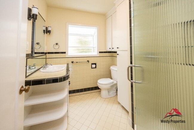 Building Photo - 3205 NE Davis St