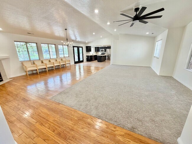Building Photo - Beautiful Bloomington Area Home