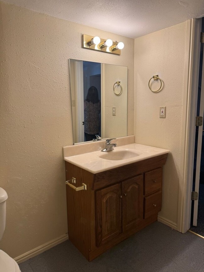 Building Photo - For Rent – Spacious 4 Bed, 3 Bath Home