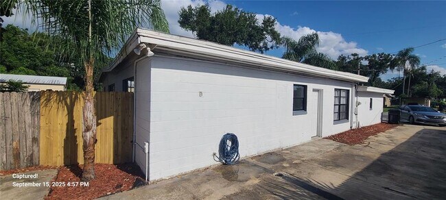 Building Photo - 2027 Bentley St