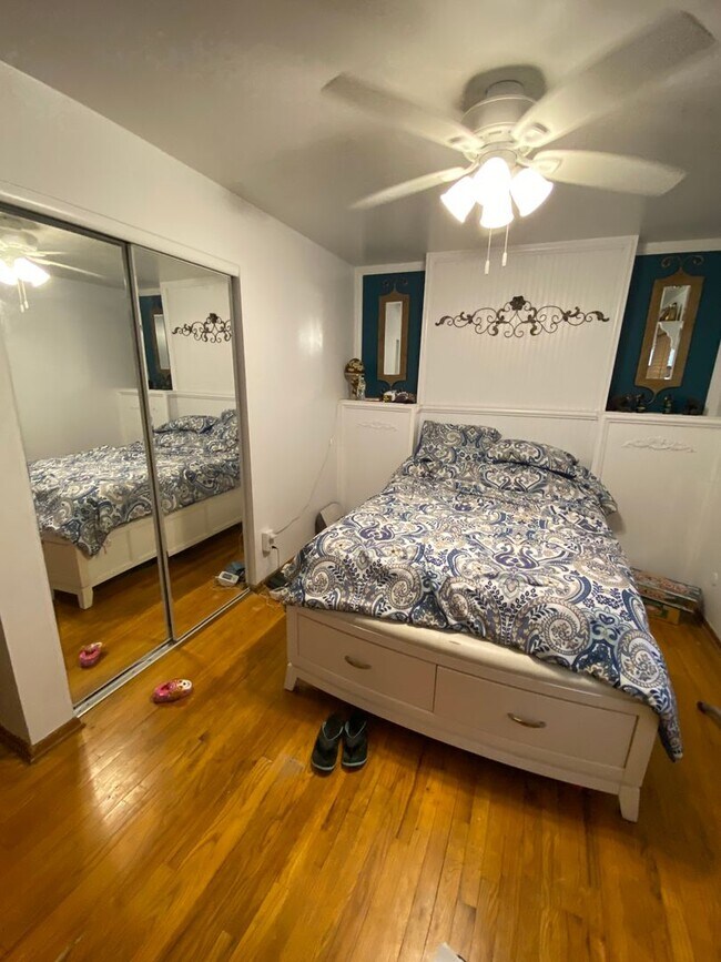 Building Photo - 3 Bedroom Single Family Home with giant ba...