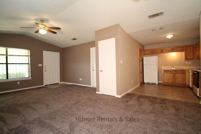 Building Photo - Delightful Duplex!