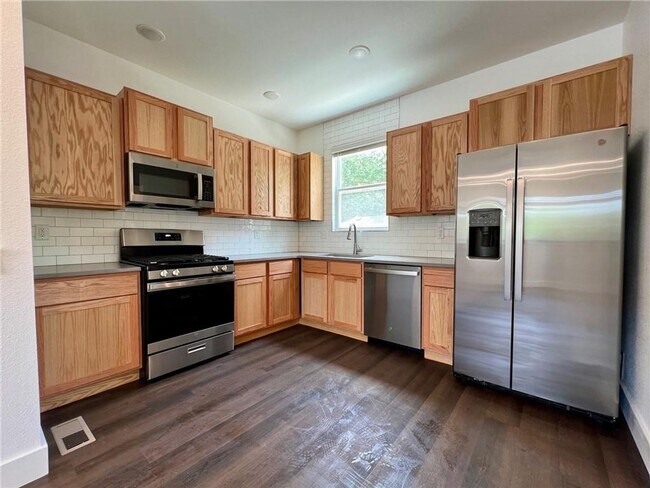 Building Photo - Nice modern 1 bed 1 bath apartment near Campus