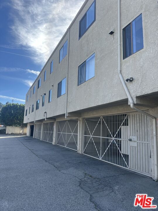 Building Photo - 10960 Bluffside Dr