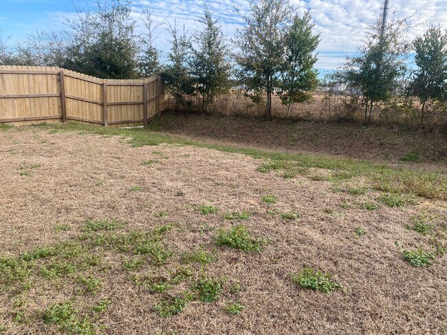 Building Photo - Efficient 4BR Living with Fenced Yard & Convenient Access