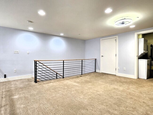 Building Photo - Amazing downtown condo in the heart of Dee...