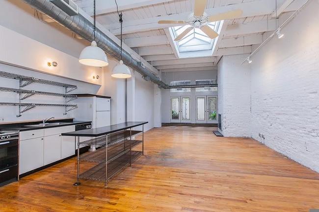 Building Photo - RAVENSWOOD - BEAUTIFUL AND LARGE LOFT FOR ...
