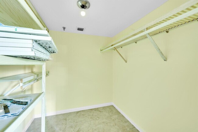 Building Photo - 374 Golfview Rd