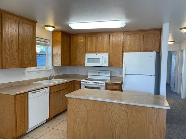 Building Photo - Nice 3 Bedroom 2 Bathroom Downstairs Apart...