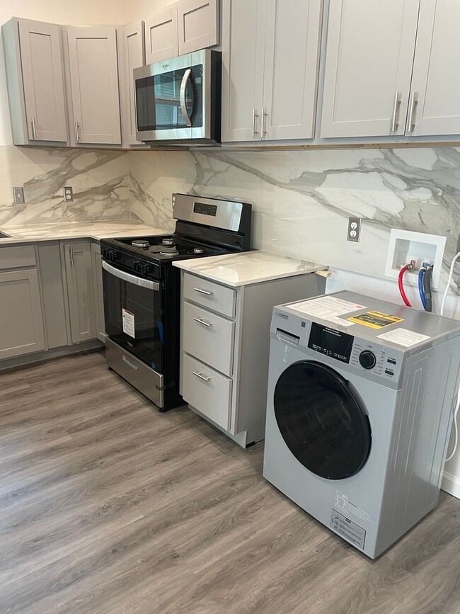 Building Photo - Must See!!! 1 bedroom 1 bath duplex completely remodeled inside.