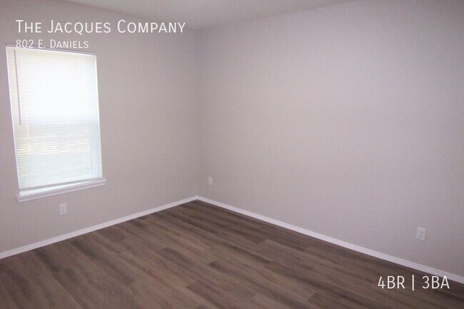 Building Photo - 802 E. Daniels-