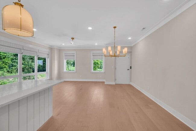 Building Photo - Beautiful 2BR/2BA top-floor end unit!