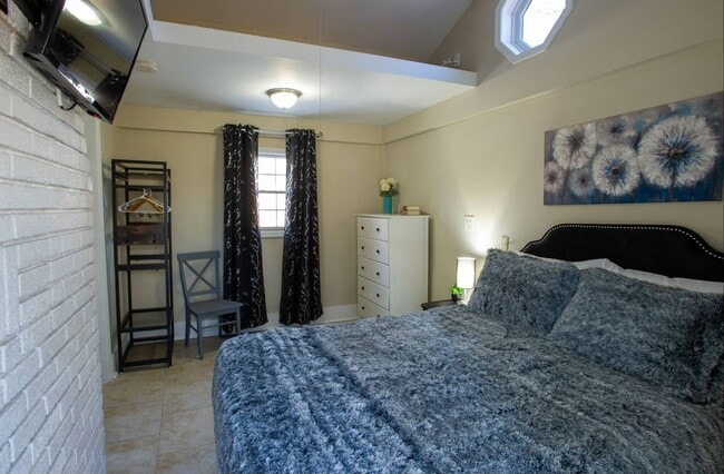 Building Photo - Large Fully Furnished Home, Must See!