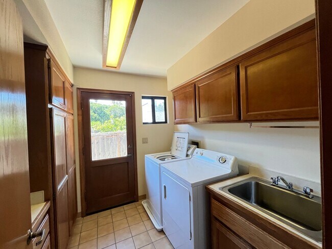 Building Photo - Spacious Home with views of the Irish Hill...