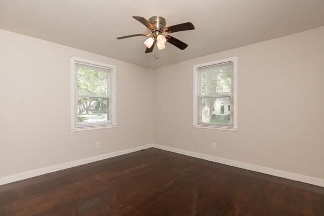 Building Photo - 400 Colonial Dr