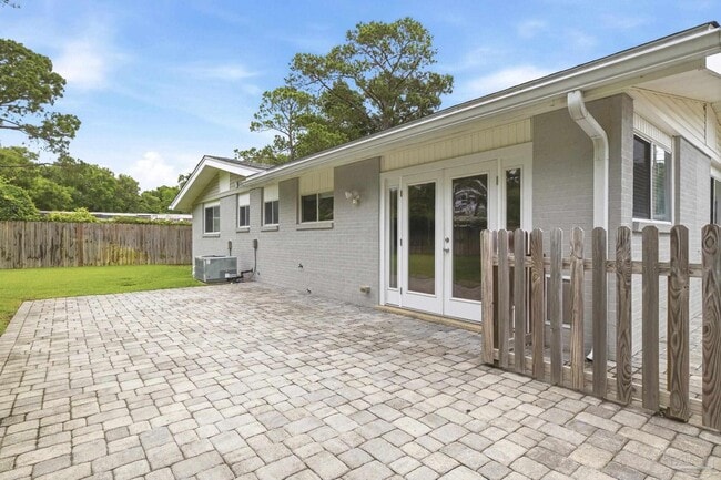Building Photo - 302 Loruna Dr
