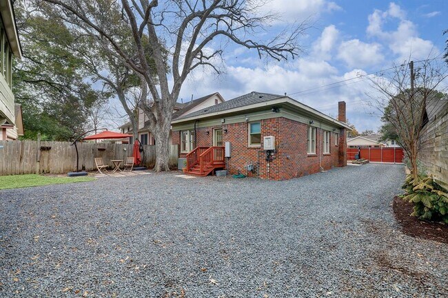 Building Photo - 2610 White Oak Dr