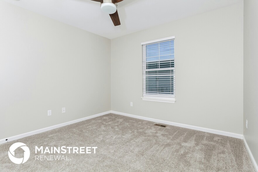 Building Photo - 2059 N Sarah Dr