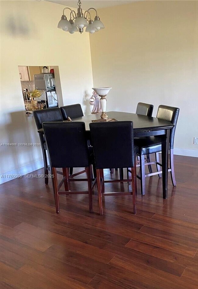 Building Photo - 1035 Country Club Dr