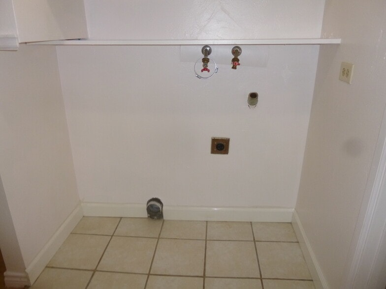 WASHER/DRYER HOOK-UP - 720 Miller Ct