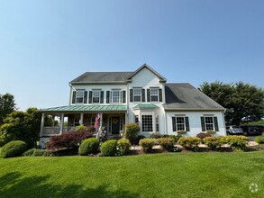 Building Photo - Fantastic 4 Bed 2.5 Bath Single Family Hom...