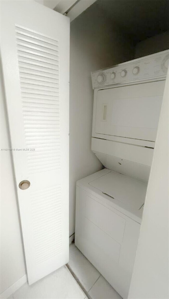 Building Photo - 630 S Park Rd