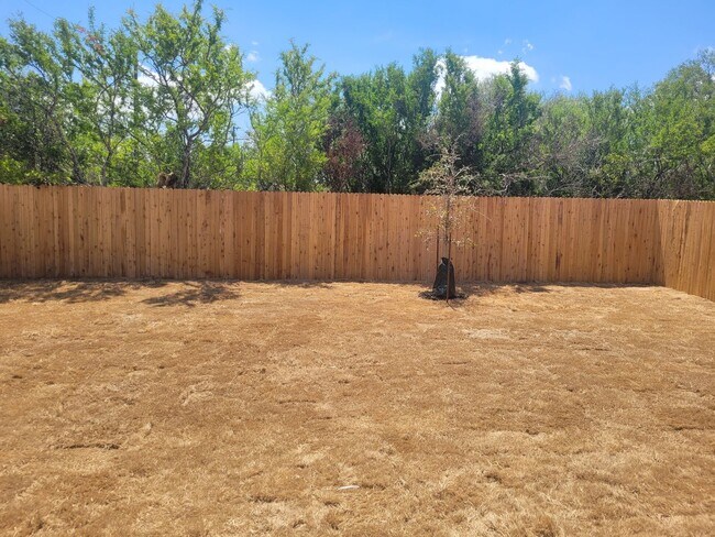 Building Photo - "Like New" 1-story | 4 bedroom | 2 bath home on quiet cul-de-sac with no neighbors behind in tran...