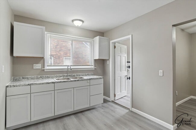 Building Photo - $1500 Large 3 bedroom home
