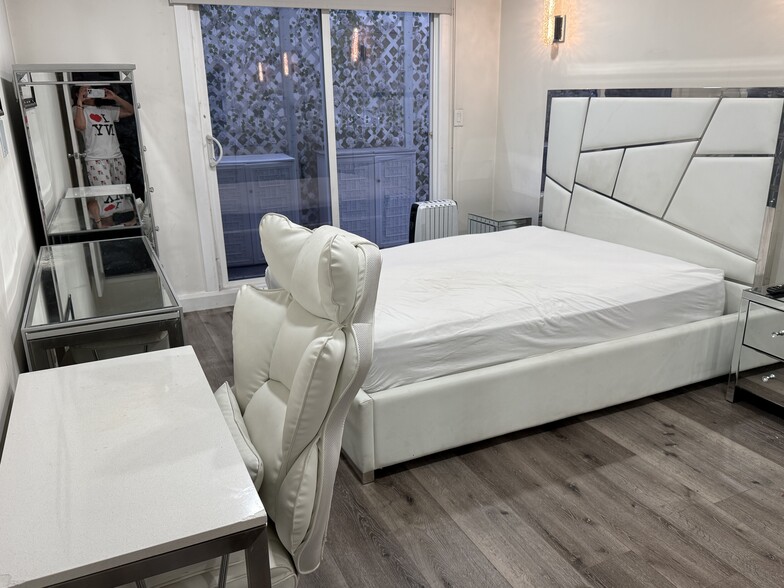Furnished room - 248 S Doheny Dr