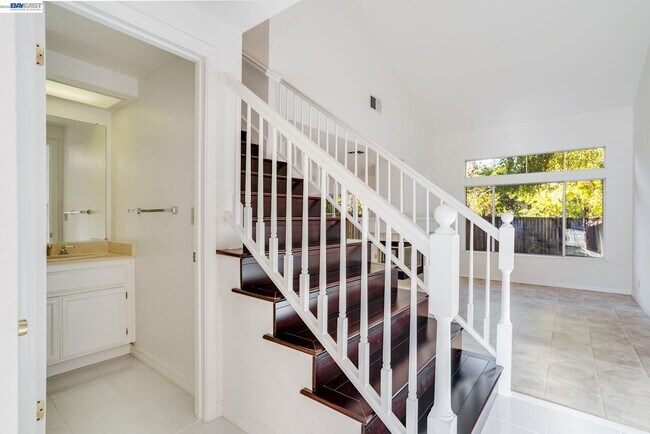 Building Photo - 493 S Clovercrest Ln