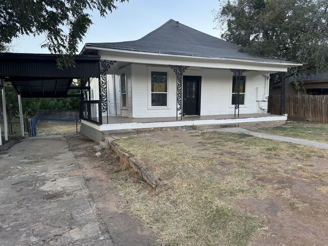 Building Photo - 621 E Harris Ave