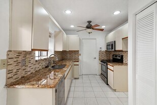 Building Photo - 7842 Villa Nova Dr