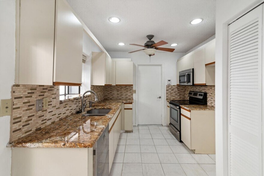 Primary Photo - 7842 Villa Nova Dr