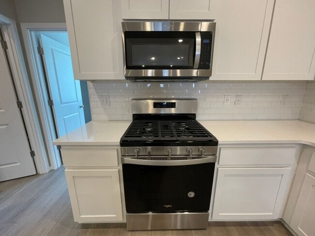 Building Photo - Modern 3-Bed, 2.5-Bath Home with Quartz Counters, Central A/C, and Prime Location!