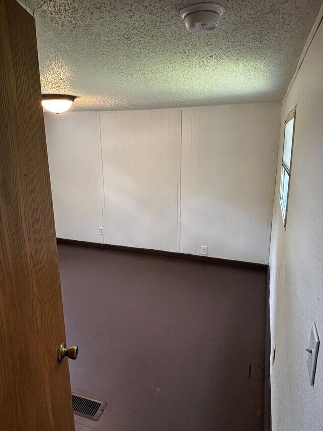 Building Photo - END OF MARCH SPECIAL.. HALF DEPOSIT IF LEASE IS SIGNED IN MARCH 2 BEDROOM 1 BATH