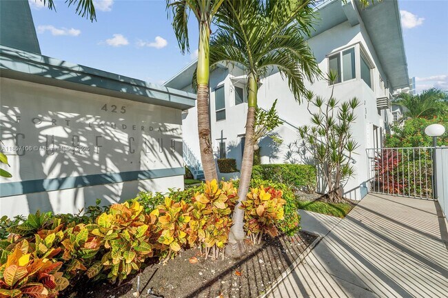 Primary Photo - 425 Bayshore Dr