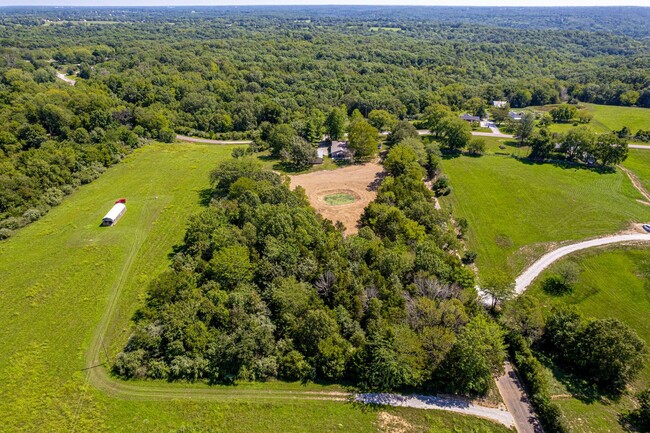 Building Photo - 5 Bedroom House in the Country!